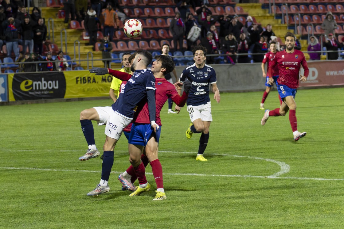 Parra reapareció en Pinilla tras su lesión, Roger acabó el partido tocado