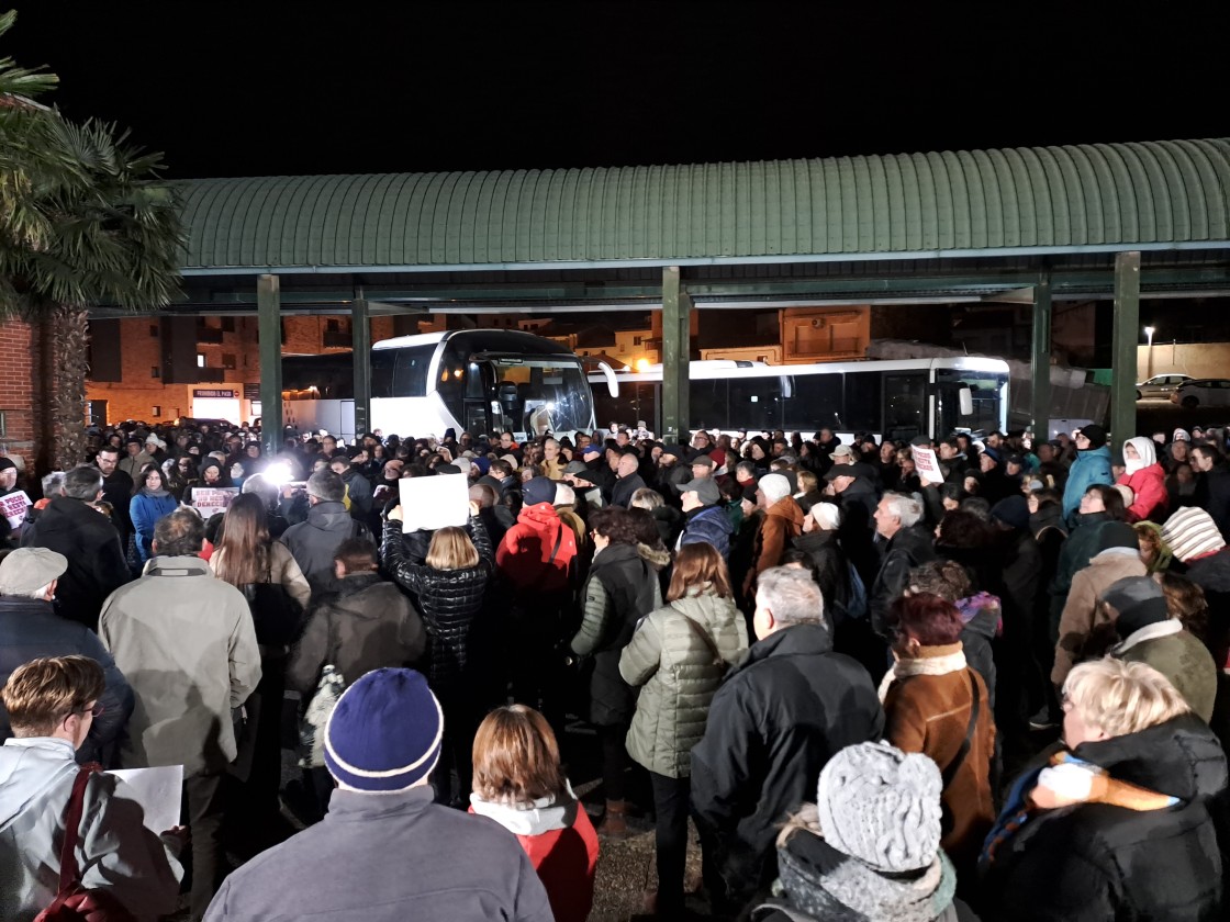 Los viajeros de autobús protestan en Andorra y Alcorisa por las nuevas rutas