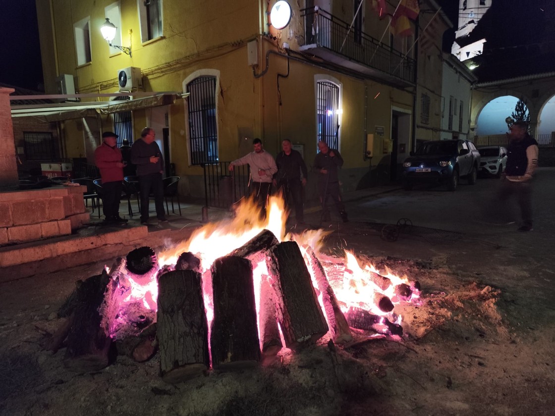 Barrachina honra por segundo año a Santa Lucía con una gran hoguera