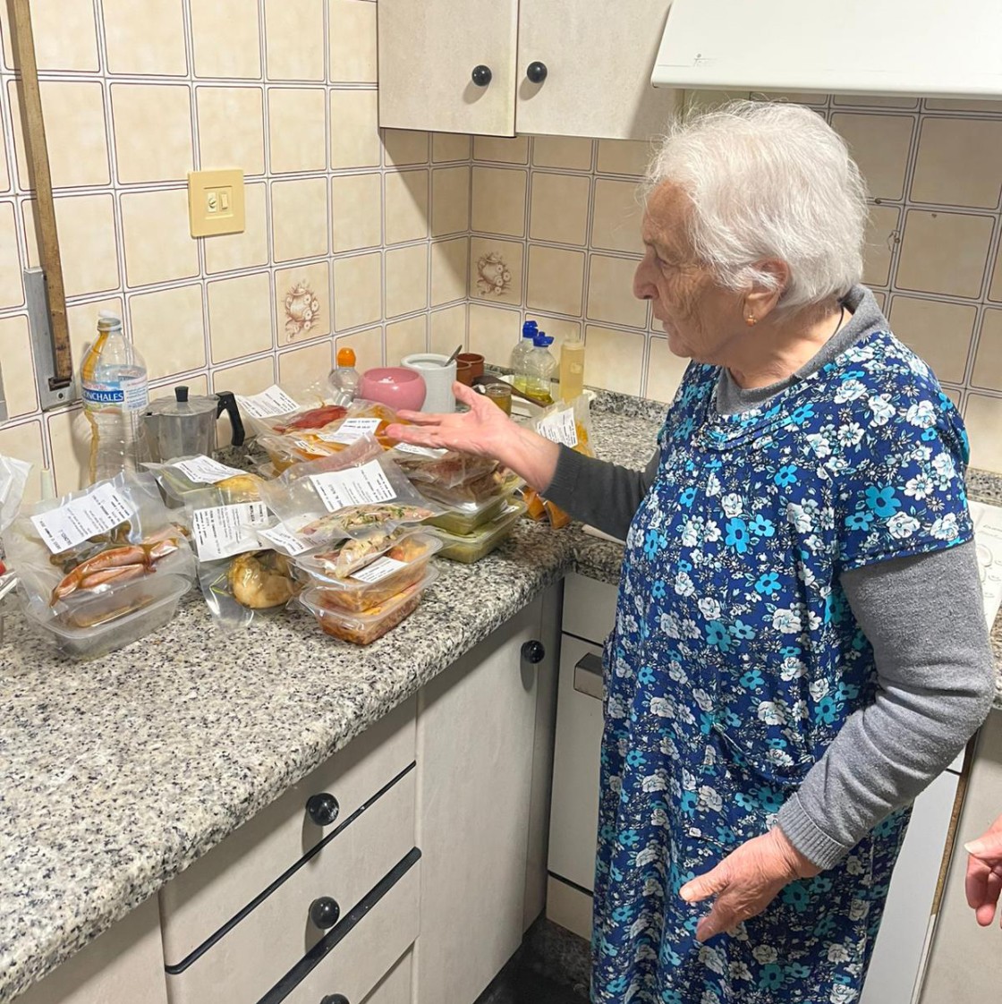 Un cocinero de Torres de Albarracín reparte a domicilio comida ya preparada entre los ancianos