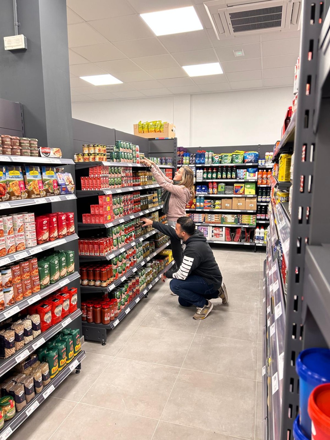 Perales del Alfambra celebra  el aniversario del supermercado