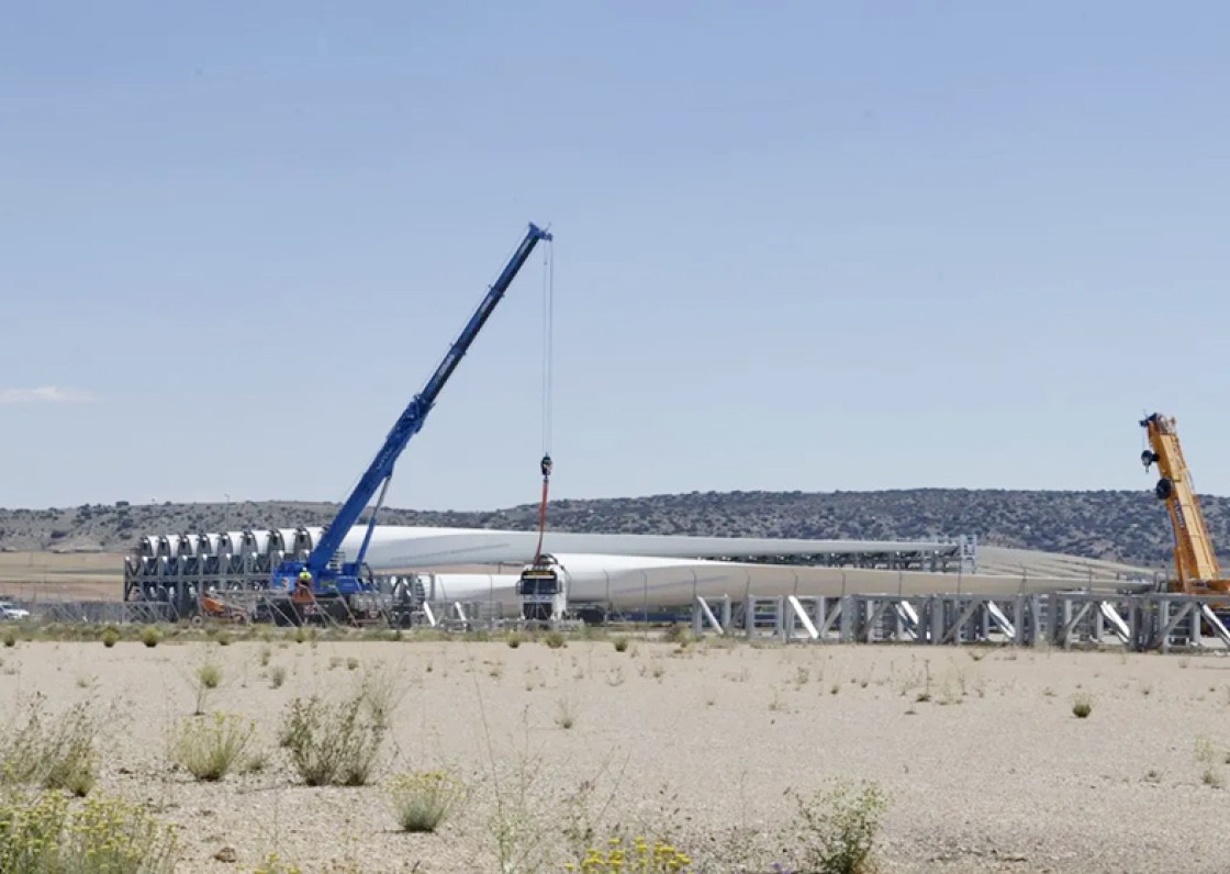 Paisajes de Teruel denuncia que el aeropuerto ha almacenado palas del clúster durante meses sin licencia