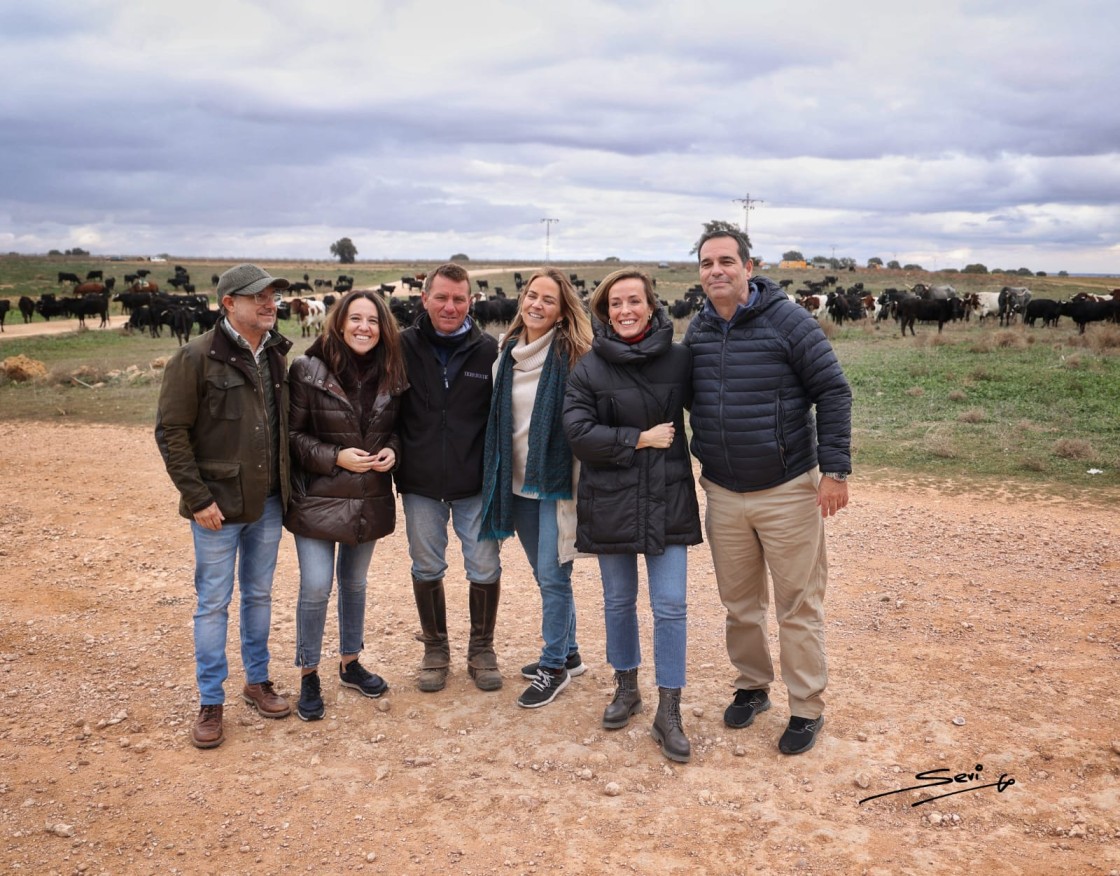 Políticos del Congreso de los Diputados apoyan la trashumancia de Alicia Chico pisando el campo