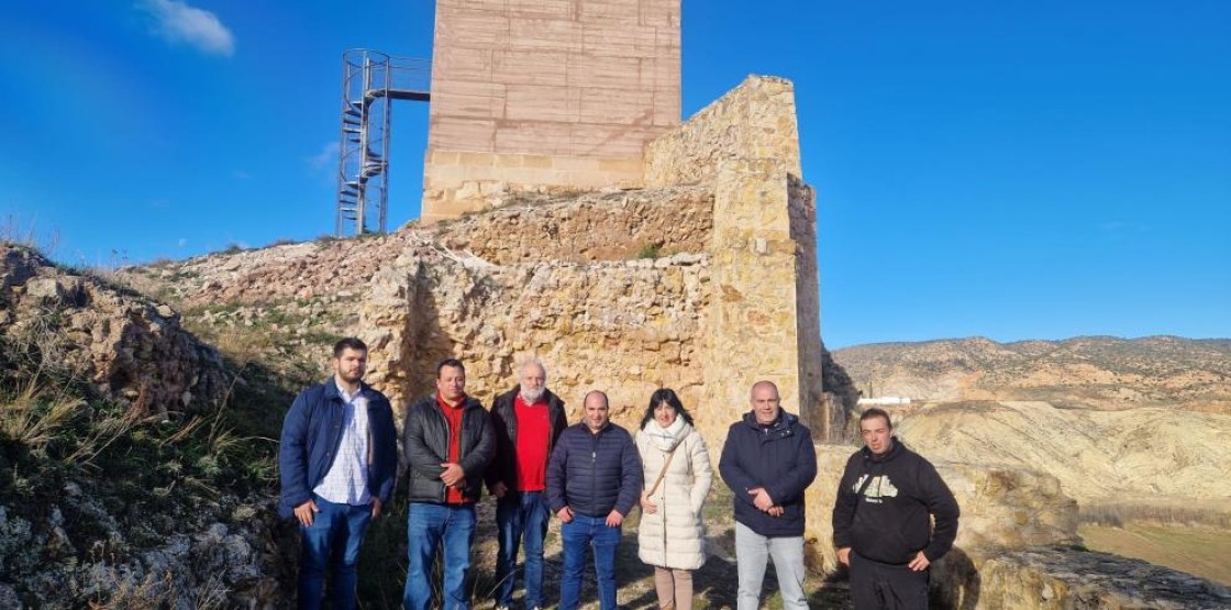 La directora general de Patrimonio Cultural visita los trabajos de conservación del Castillo del Cid en Villel