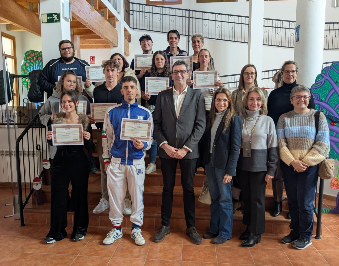 Diez alumnos finalizan las obras  del acceso al casco urbano de Andorra