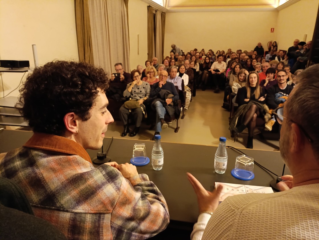 David Sancho llena el Museo de Teruel en la presentación de ‘Barbecho’