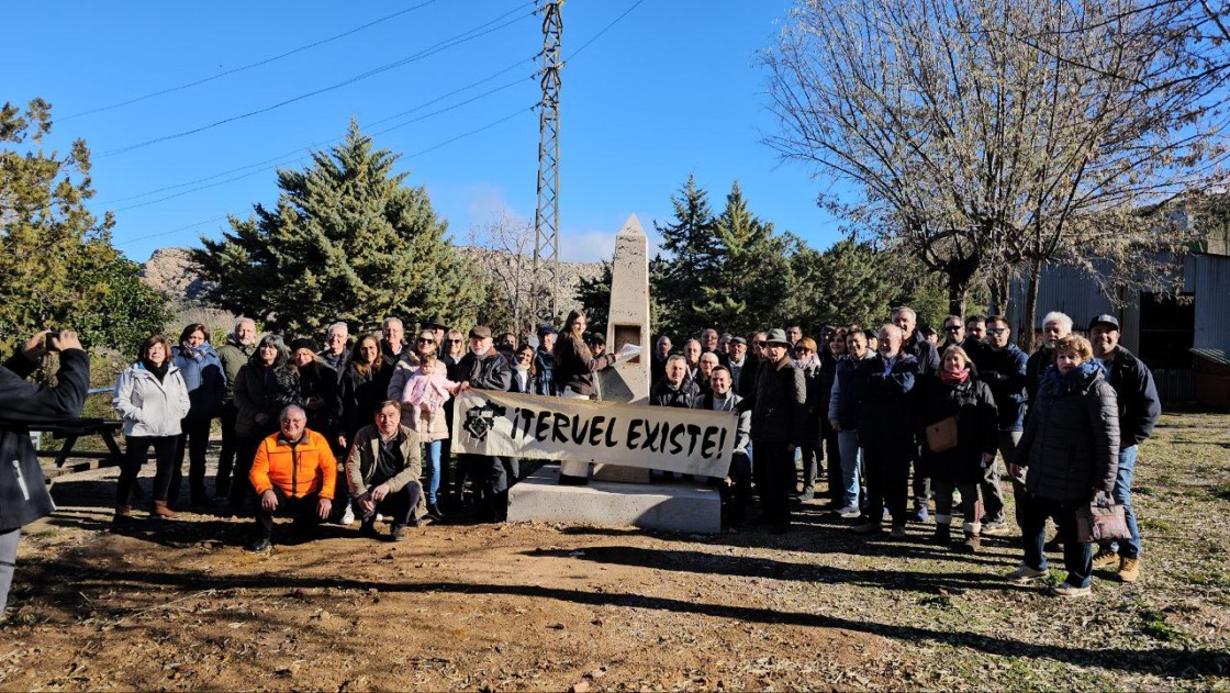 El Movimiento ciudadano Teruel Existe culmina su 25 aniversario con la puesta del monolito de las “promesas incumplidas”