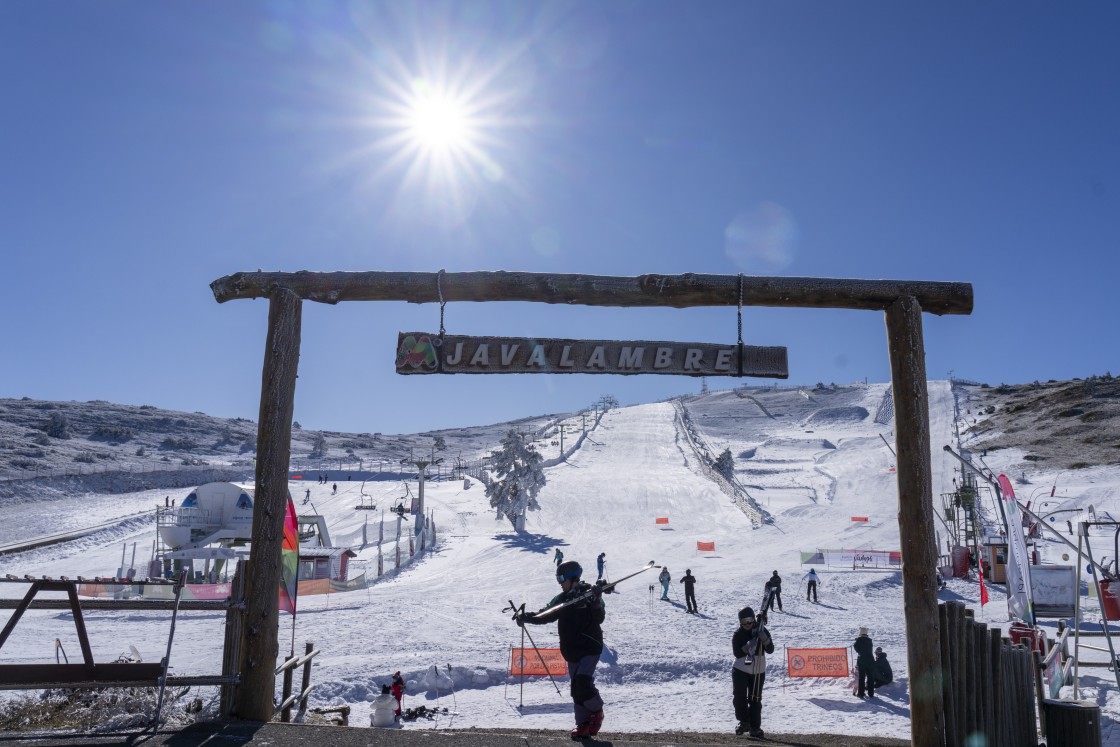 Javalambre inicia la temporada con sol y 7,5 kilómetros de nieve “estupenda”