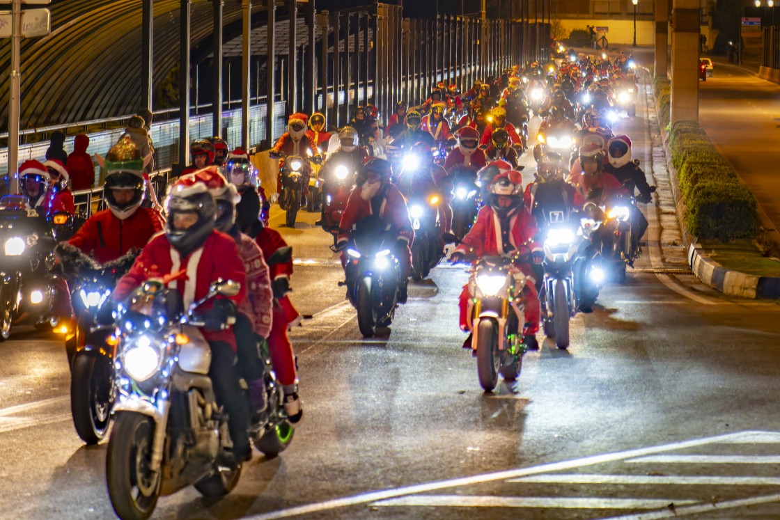 Papás Noel y la Ruta motera ‘compitieron’ por dar color a la Navidad turolense