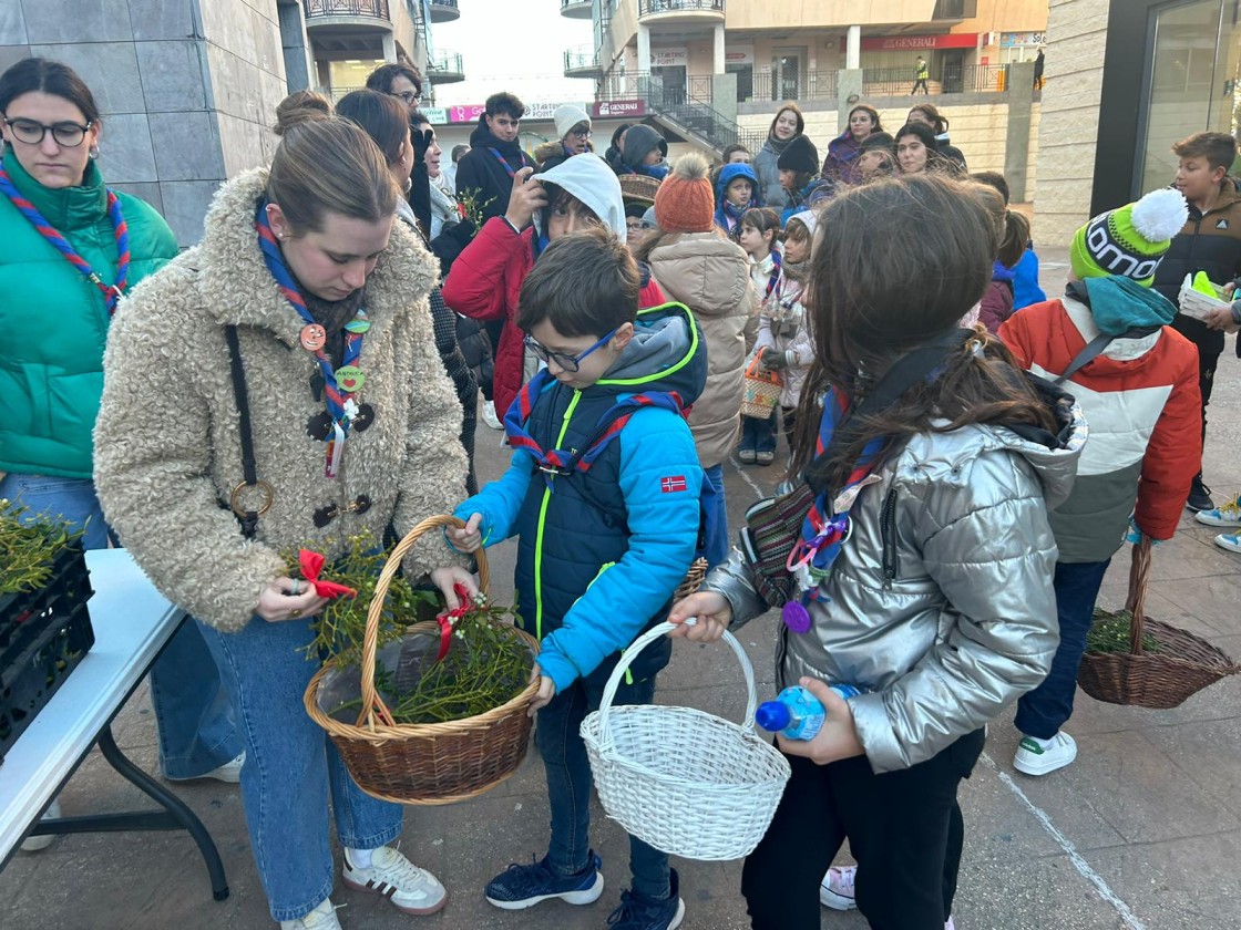 El muérdago desafía al frío: los Scouts  de Alcañiz brillan con su venta solidaria