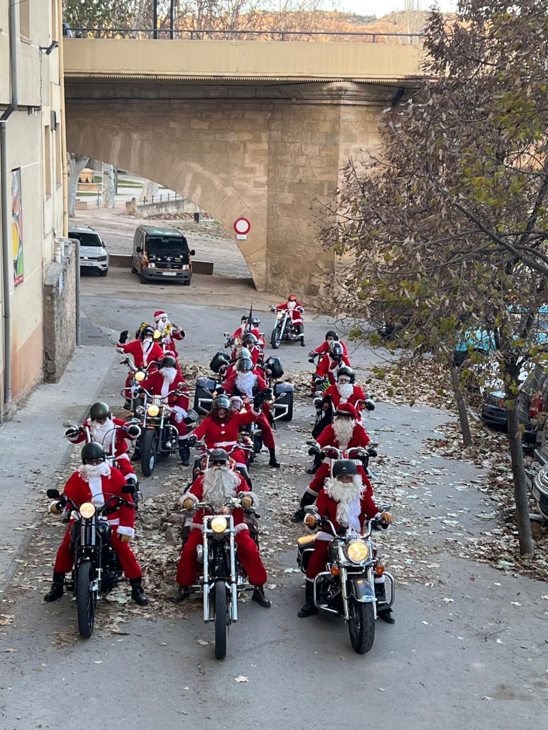 Hasta 25 Papá Noeles motorizados llenan de magia y rugidos las calles de Alcañiz