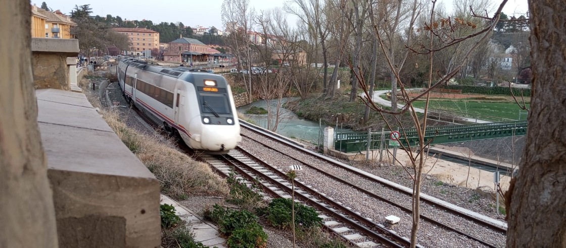 El tren de Teruel afronta las obras definitivas para poder electrificar  la línea con un retraso considerable