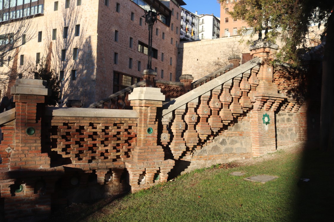 La cerámica de uno de los ángulos de la Escalinata de Teruel ha sido repuesta en un 65%