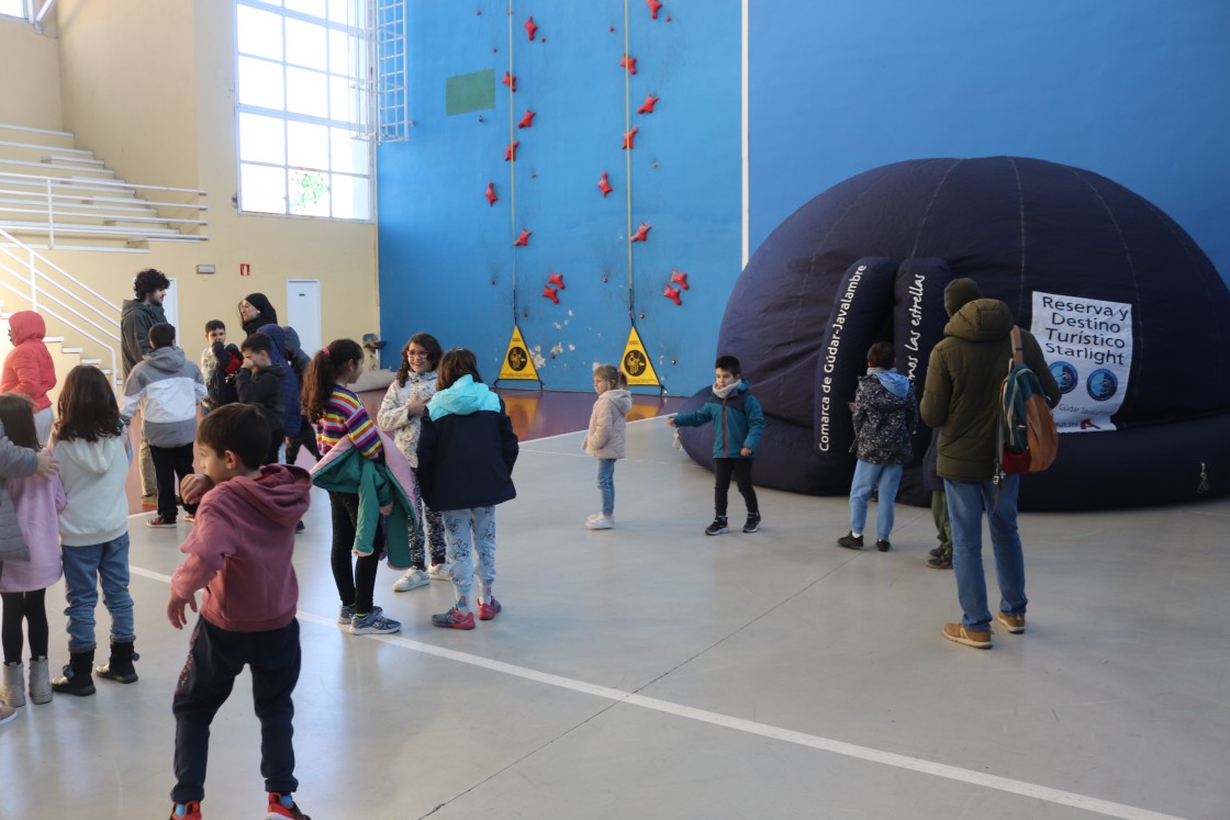 Los niños disfrutan de una mirada a las estrellas y baile para bajar los turrones