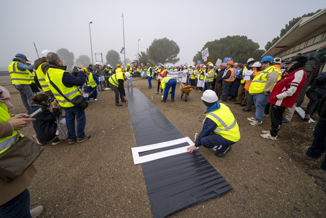 La indignación lleva a reivindicar el inicio de la A-68 con la construcción simbólica de un metro de autovía en Alcañiz