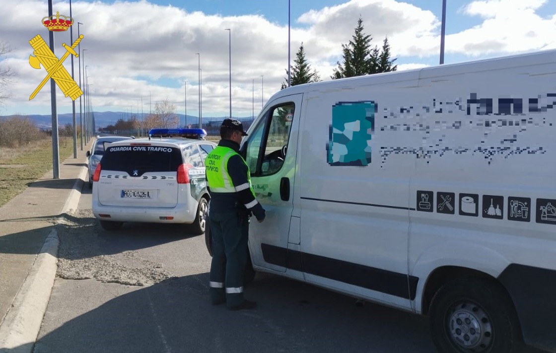 La Guardia Civil de Teruel formula 13 denuncias a conductores en un dispositivo de Control del Transporte realizado en los accesos al Polígono La Paz de Teruel capital