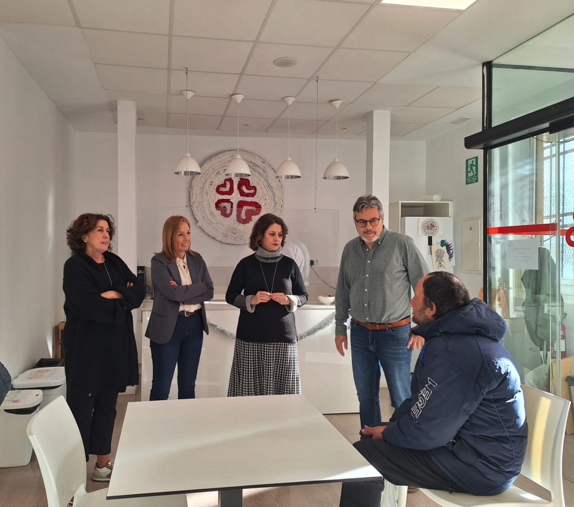 Buj y Romero visitan el comedor social de Cáritas con el que colabora el Ayuntamiento de Teruel