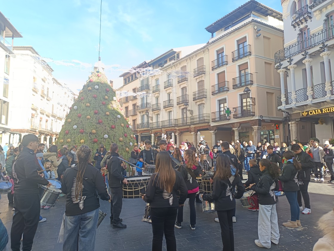 Tambores y bombos tocan  en Navidad para despertar vocaciones entre los más pequeños