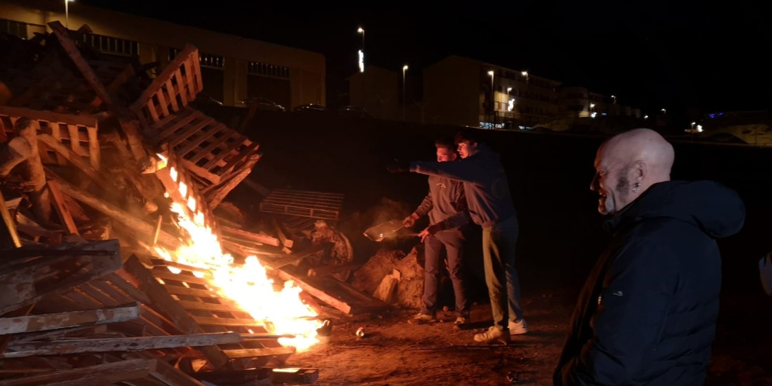 Los quintos de Calamocha celebran la noche de Reyes al calor de una fiesta alrededor del fuego