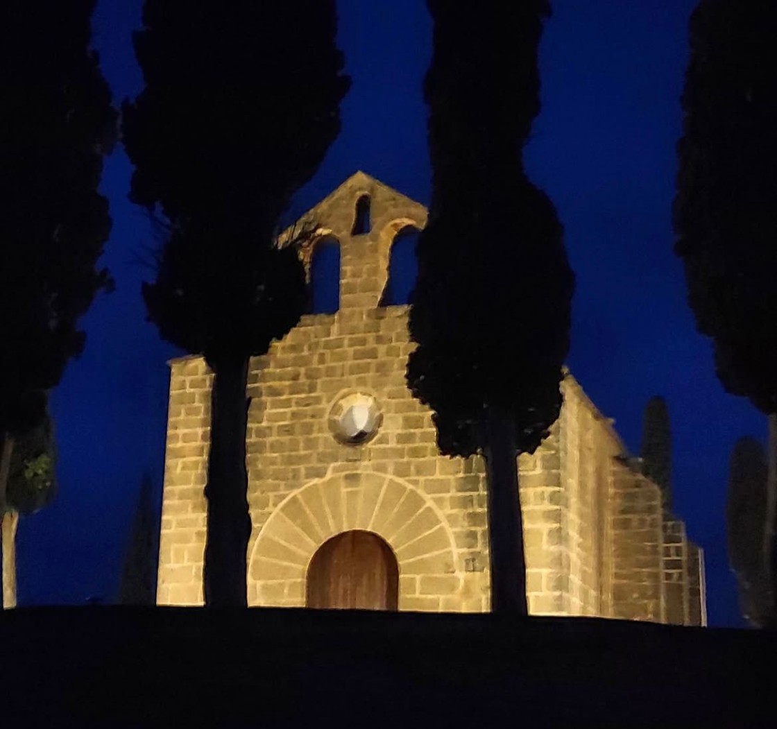 La ermita de San Juan de Torre del Compte estrena luces, pero la niebla complica su debut