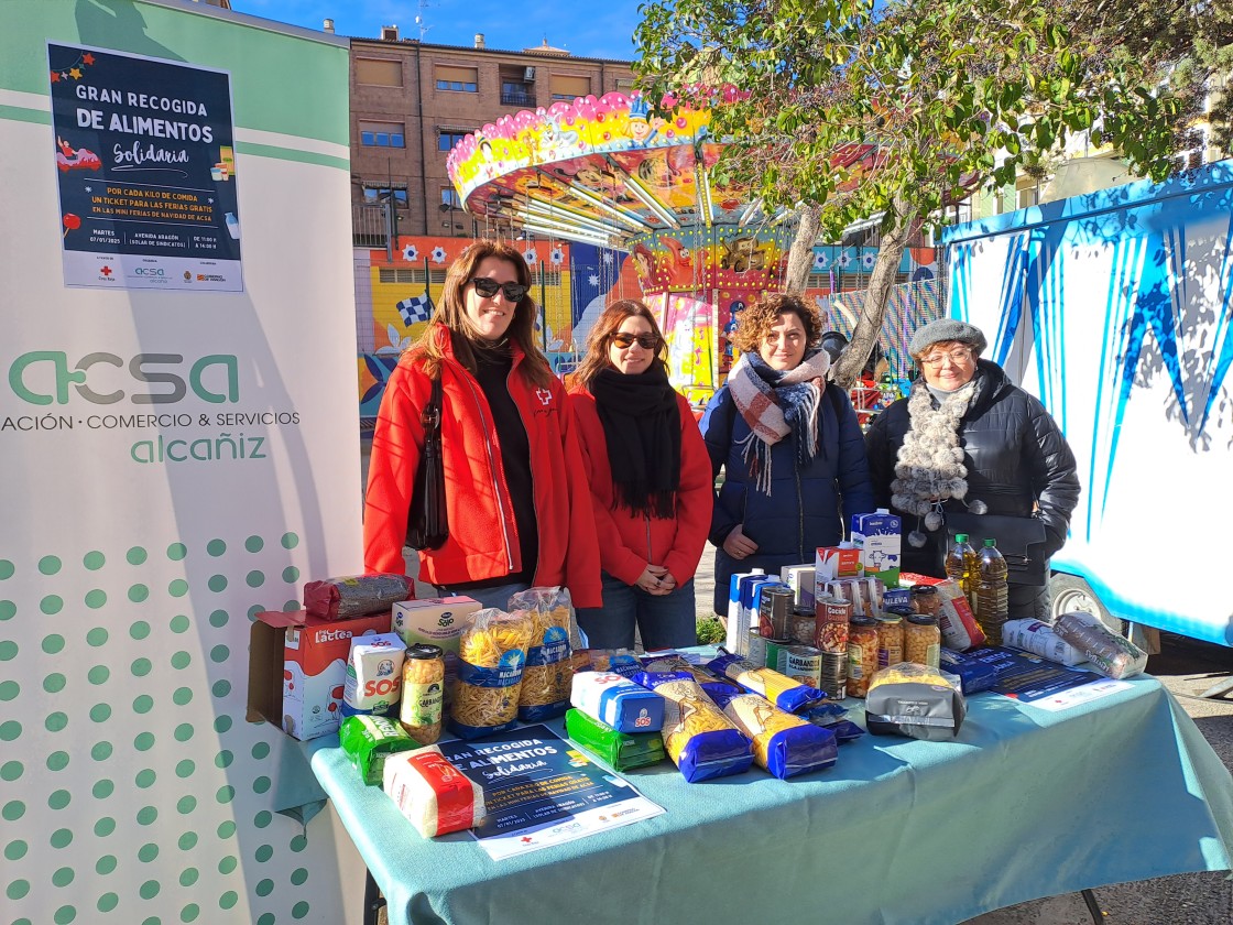 La la Asociación de Comercio y Servicios de Alcañiz finaliza la campaña navideña con una recogida de comida para Cruz Roja