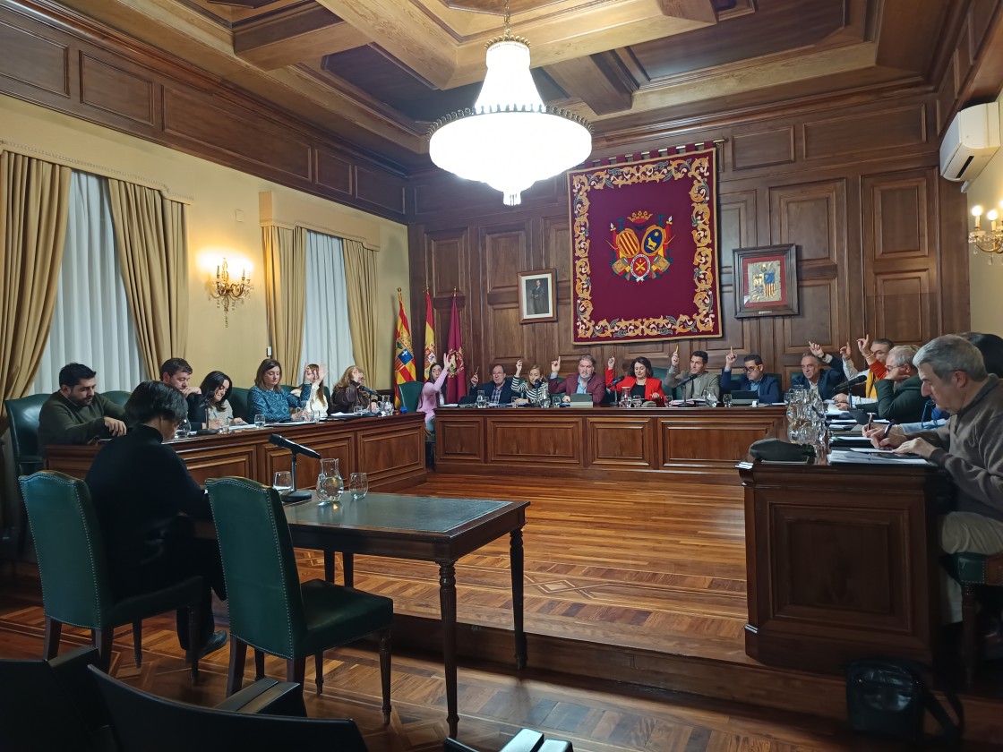 El equipo de gobierno del Ayuntamiento de Teruel se compromete a estudiar dos nuevas pasarelas en el río Turia