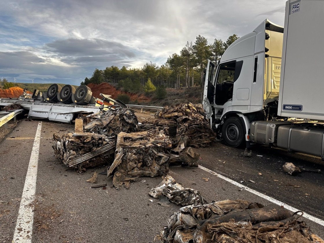 La autovía A-23, cortada cinco horas a la altura de Teruel por una colisión entre dos camiones que deja un herido leve