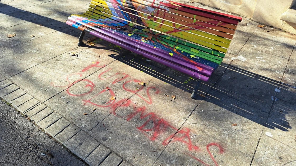 El Ayuntamiento de Teruel condena a las pintadas en el banco de la Fuente Torán con la bandera inclusiva