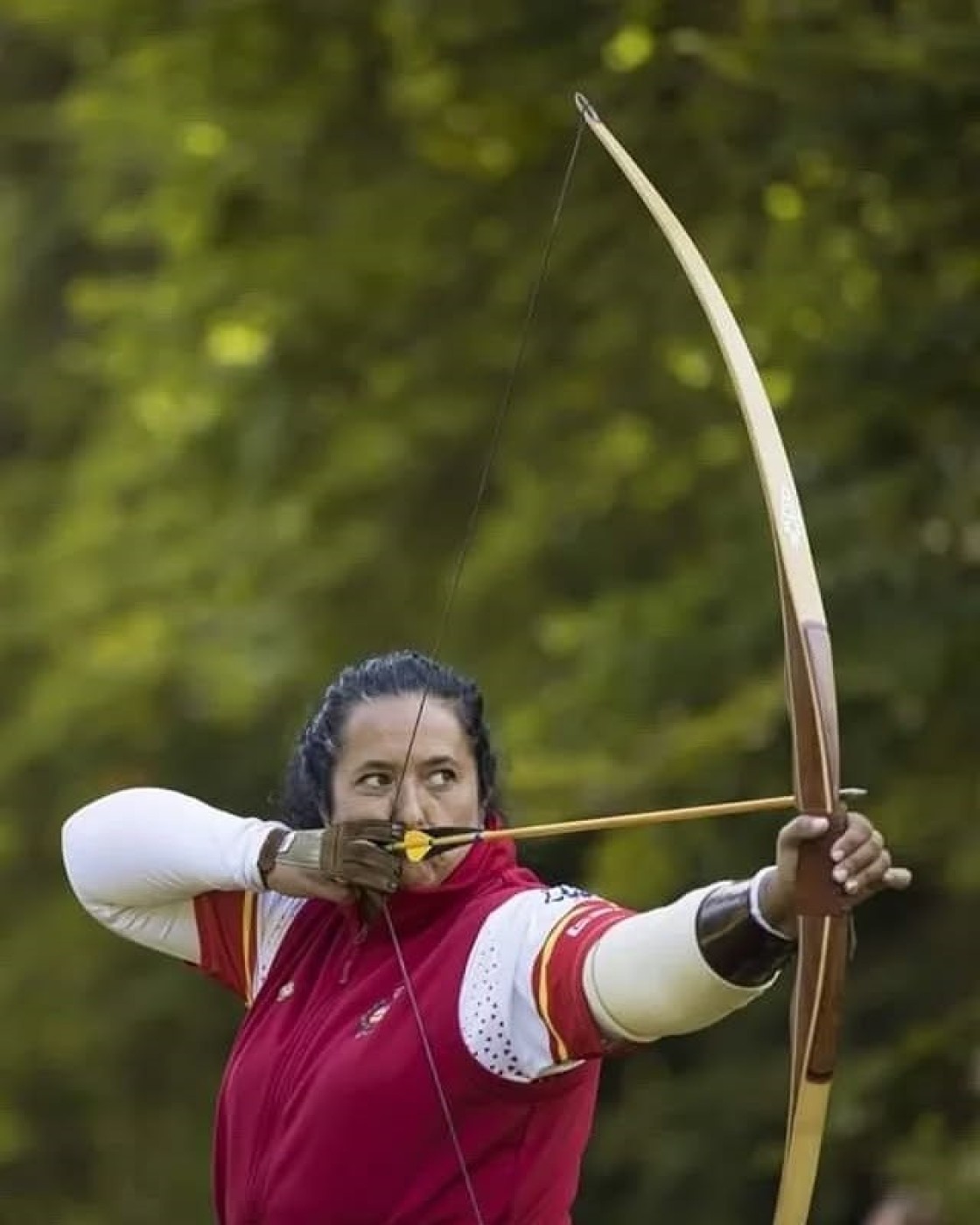 La campeona del mundo Encarna Garrido enseña su técnica de tiro instintivo