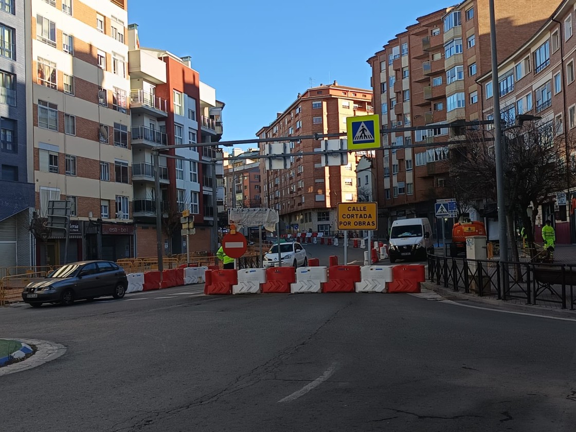 Cortado uno de los carriles de la avenida Sagunto de Teruel entre la avenida Aragón y la carretera Castralvo