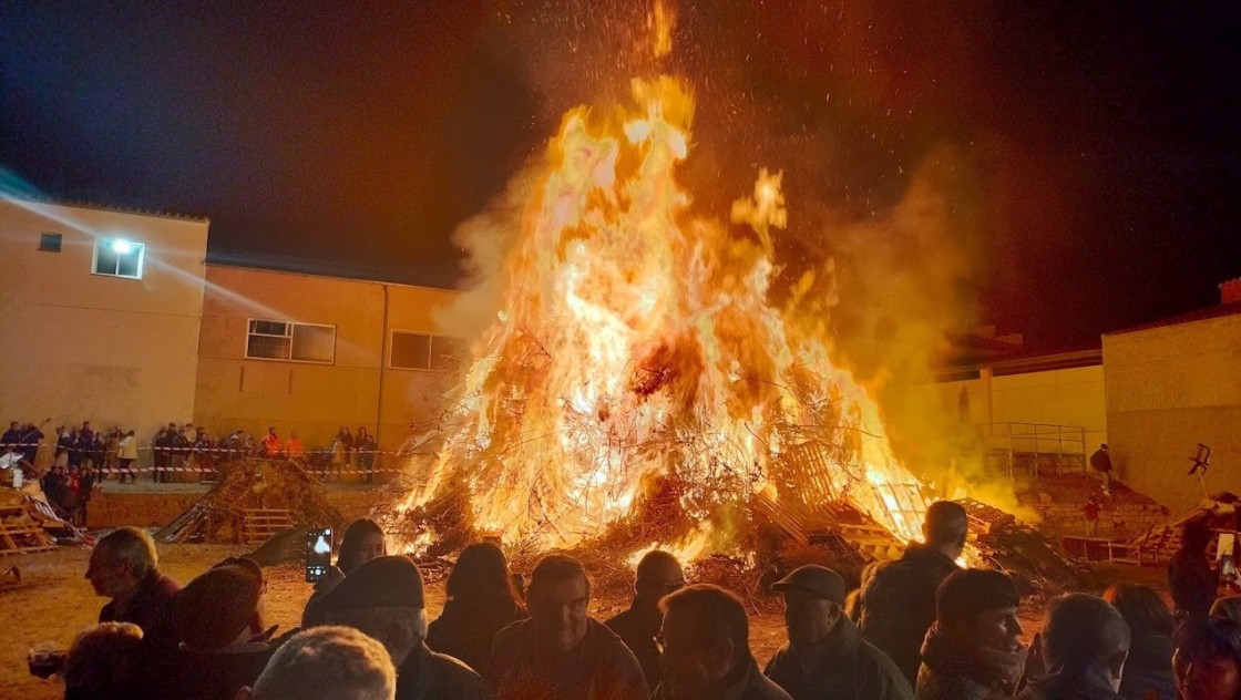 La hoguera, el pan bendito, la mochiganga, la llega o la manda: tradiciones de San Antonio 2025 en Mas de las Matas