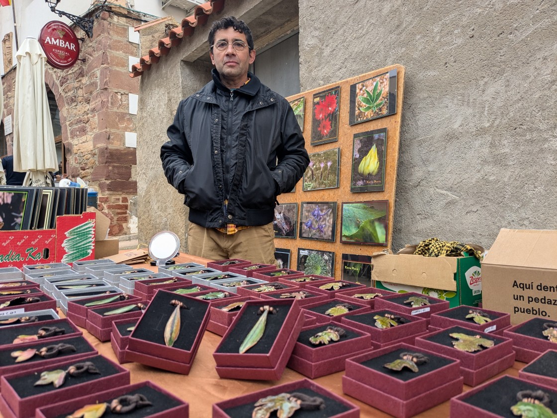 Emilio Monís, creador de joyas a partir de hojas de árboles: “La técnica es muy realista, reproduce los detalles más finos de las nervaduras de las hojas”