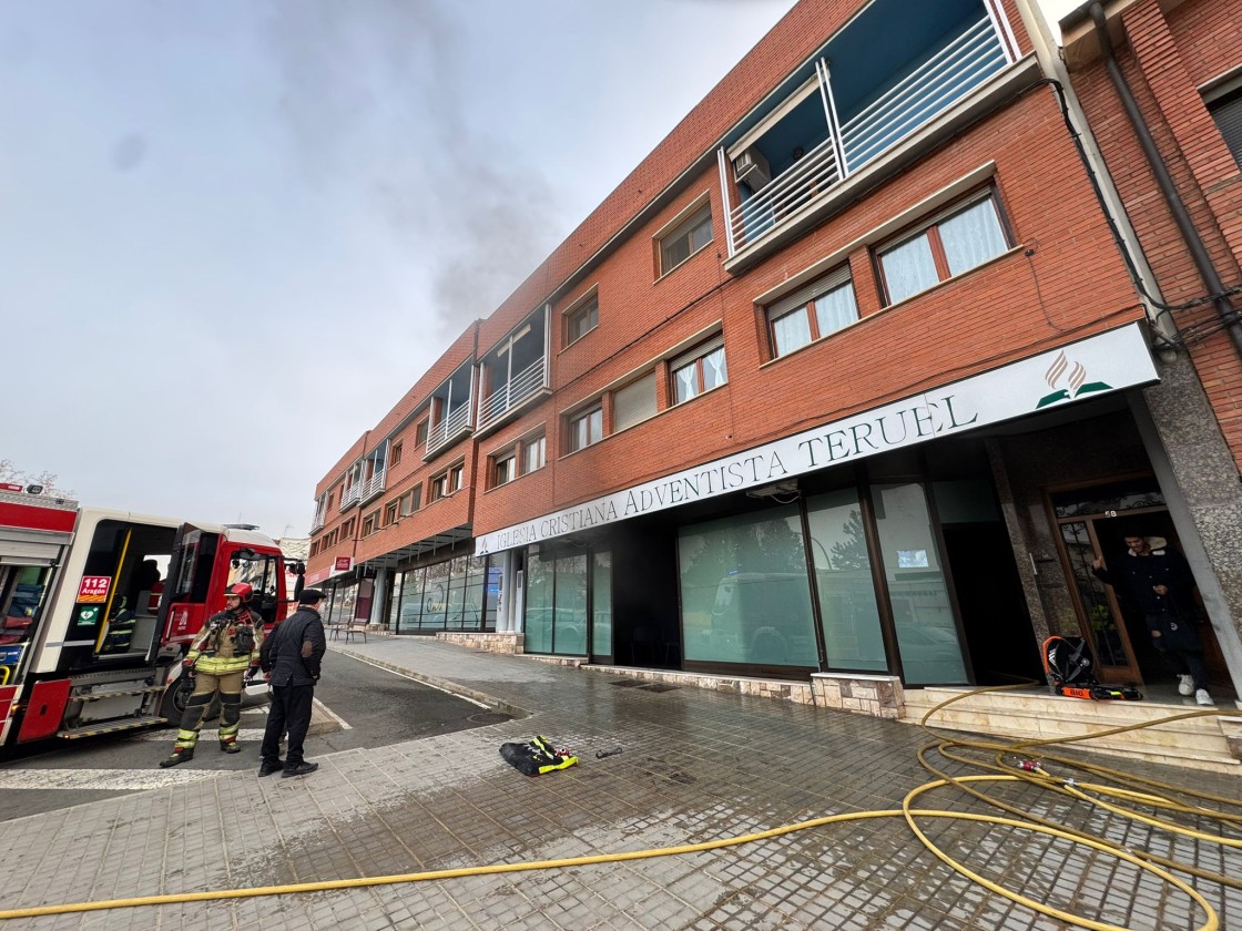 Desalojado  por un incendio sin daños personales un edificio de viviendas de la carretera de Alcañiz en Teruel