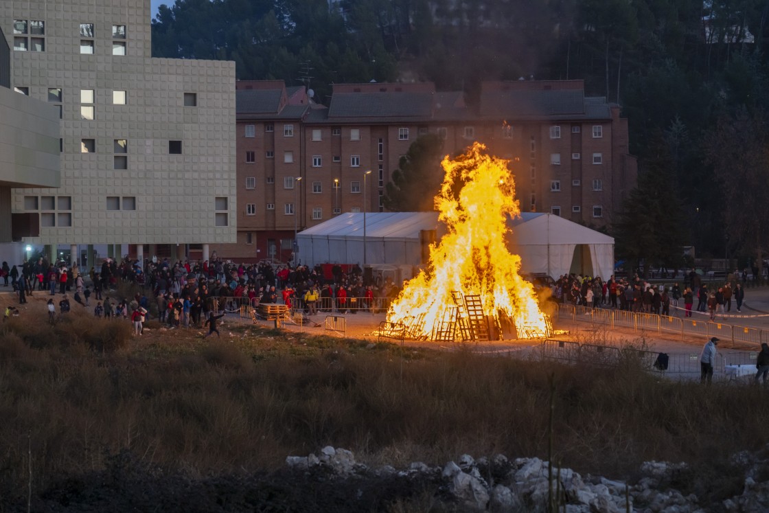 Las hogueras prenden  en Teruel y más de 200 fuegos reúnen a amigos y vecinos por toda la ciudad