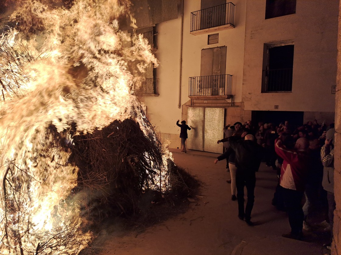 La Monumental hoguera  de Castelserás de 22 metros de altura calienta la tradición