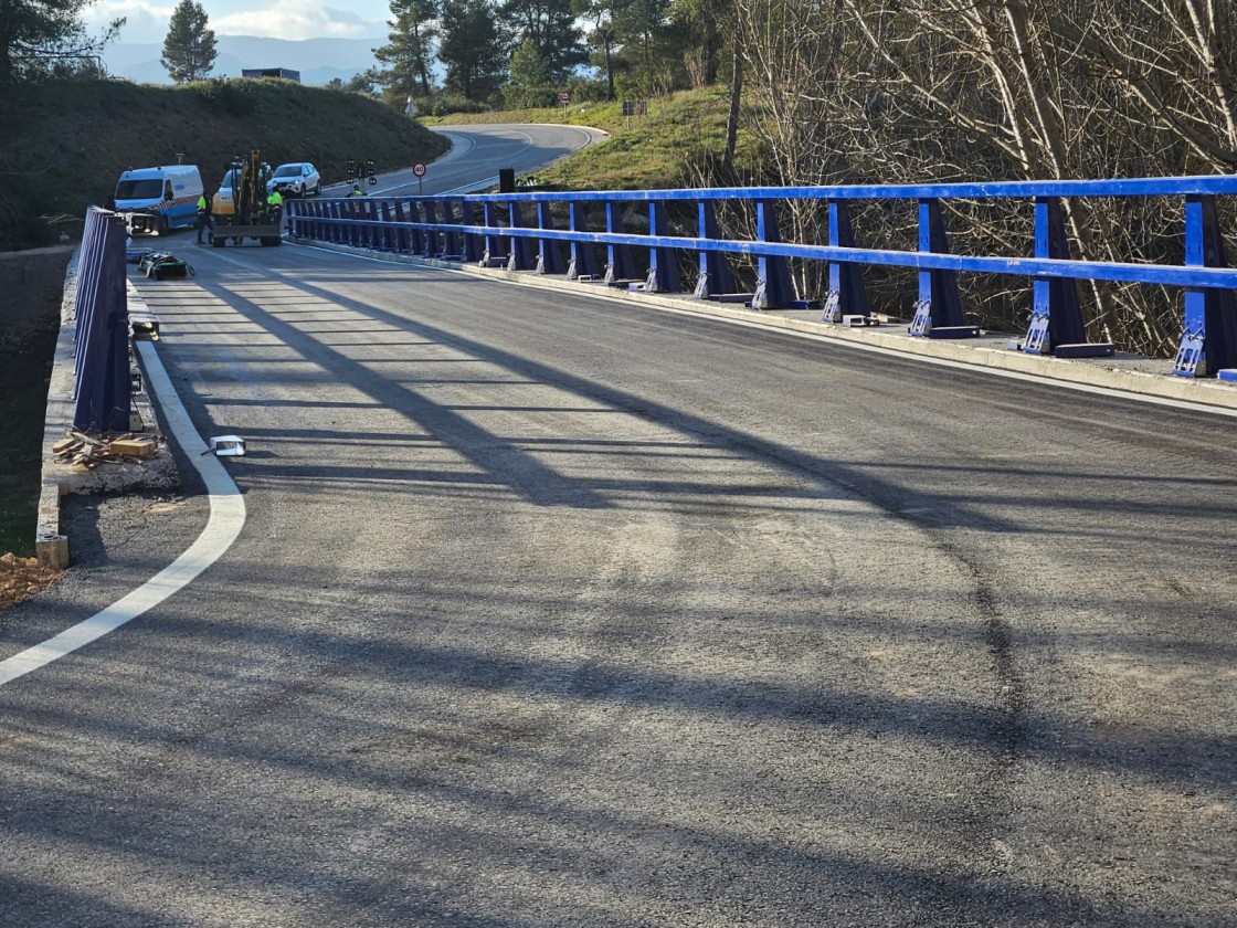 El puente sobre el río Algars en Lledó reabre tras  las obras de ampliación