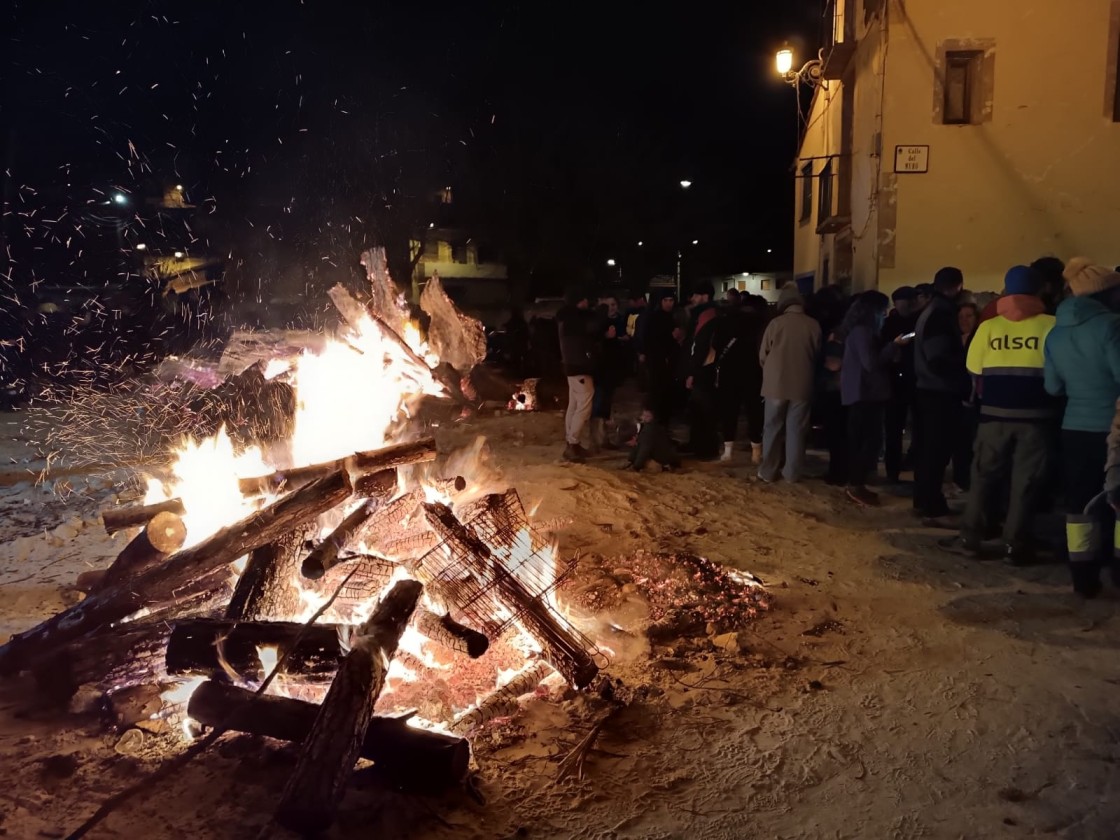 Los pueblos reviven  la tradición de compartir fuego en  la fría noche de enero