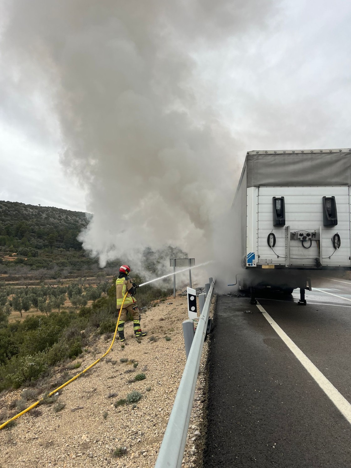 El fuego en un camión obliga a cortar un carril en la N-211, en sentido Alcorisa