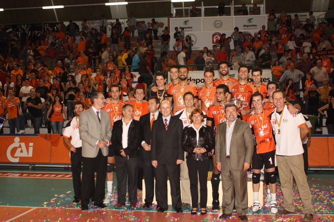 Aragón se rinde al padre del  voleibol turolense, José Luis Torán