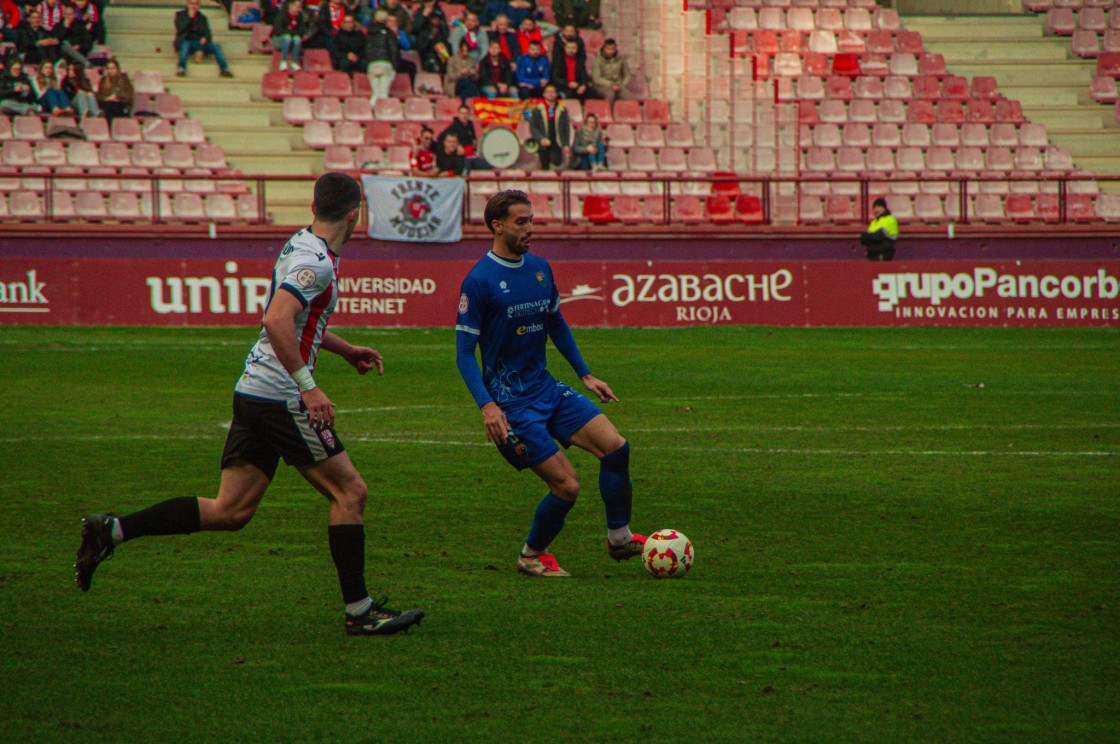 El CD Teruel arranca un punto y roza la victoria en un eléctrico partido en Las Gaunas (0-0)