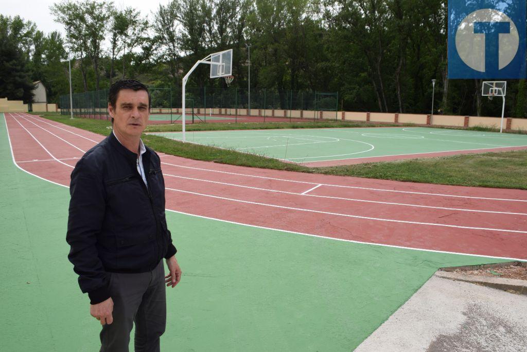 El Ayuntamiento de Alcorisa renueva las pistas deportivas de las piscinas