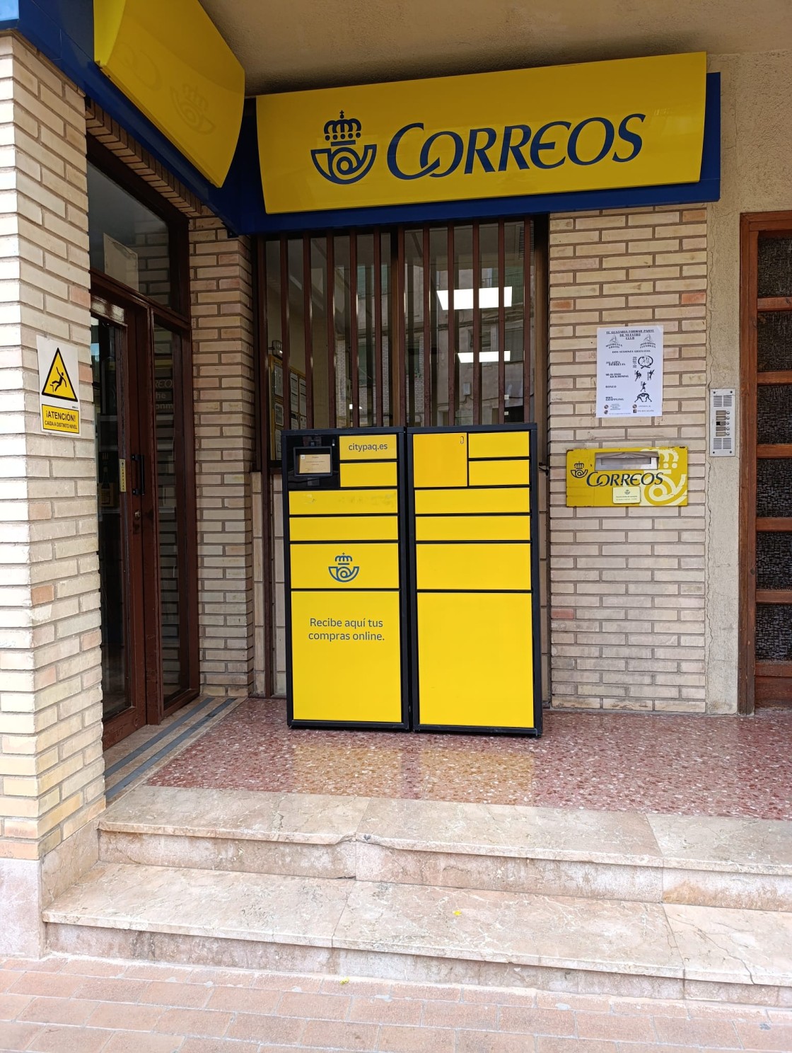 Correos estrena un autoservicio de paquetería en la oficina de Alcorisa