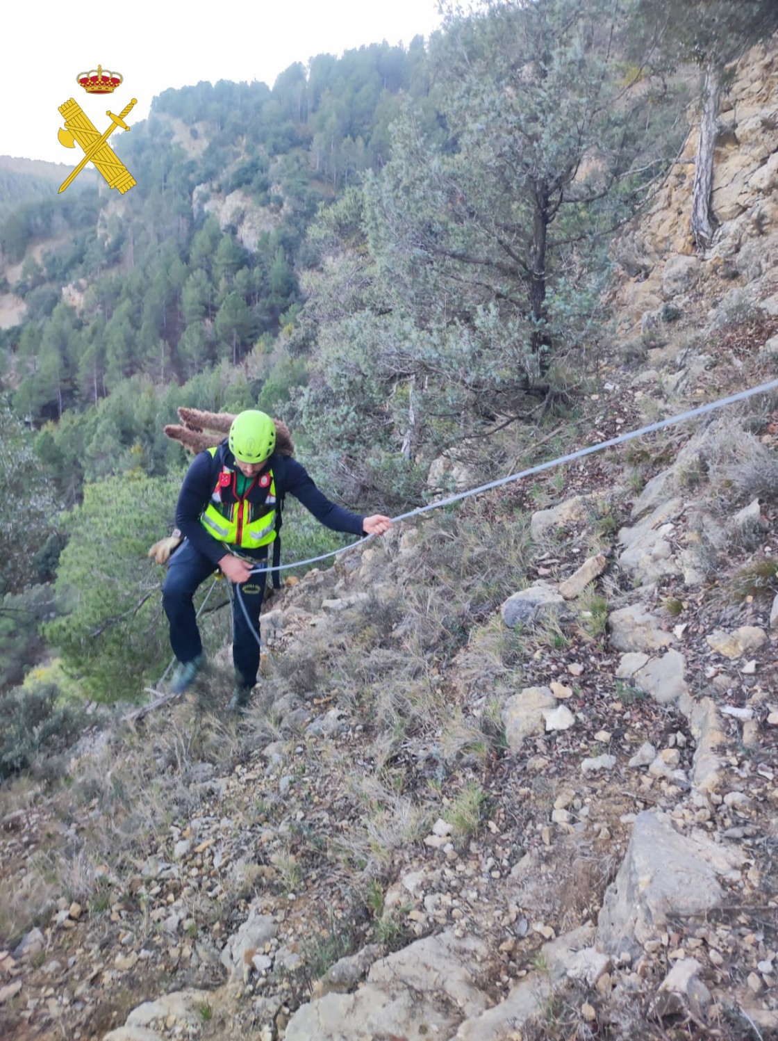 La Guardia Civil de Teruel rescata a dos personas enriscadas en una zona de muy difícil acceso en Mosqueruela