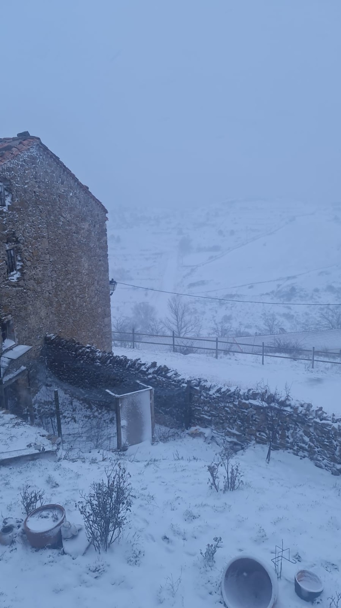 La nieve por la borrasca Ivo complica la circulación en carreteras de la Sierra de Gúdar y el Maestrazgo