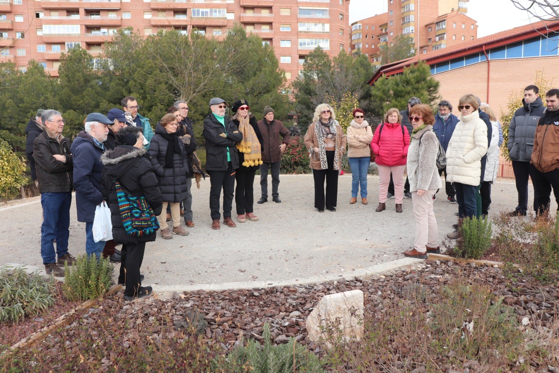 La asociación Acacia repara la placa dedicada a Emerenciana Pastor