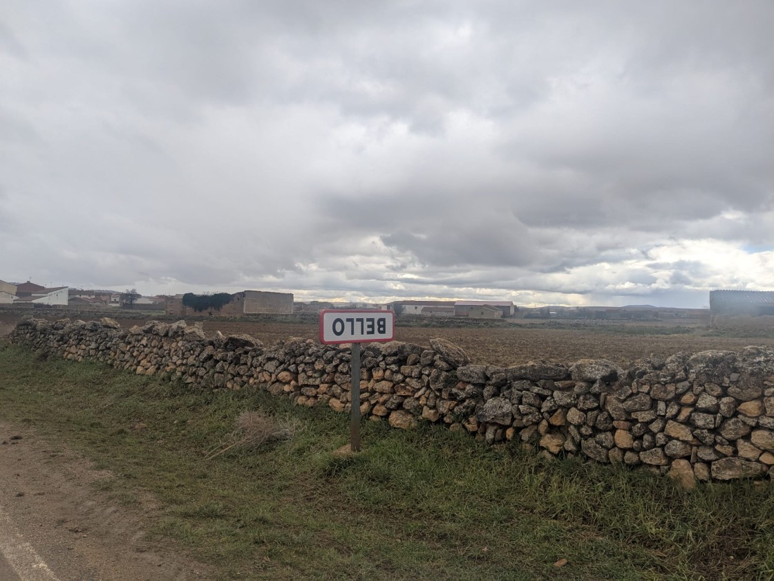 Los carteles de los pueblos aparecen del revés como protesta del sector agrario