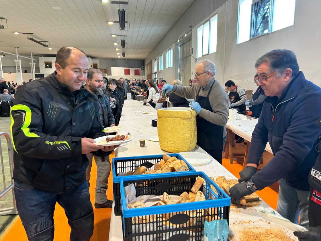 El Club Motorista Alcañiz reúne a 500 participantes para degustar su almuerzo