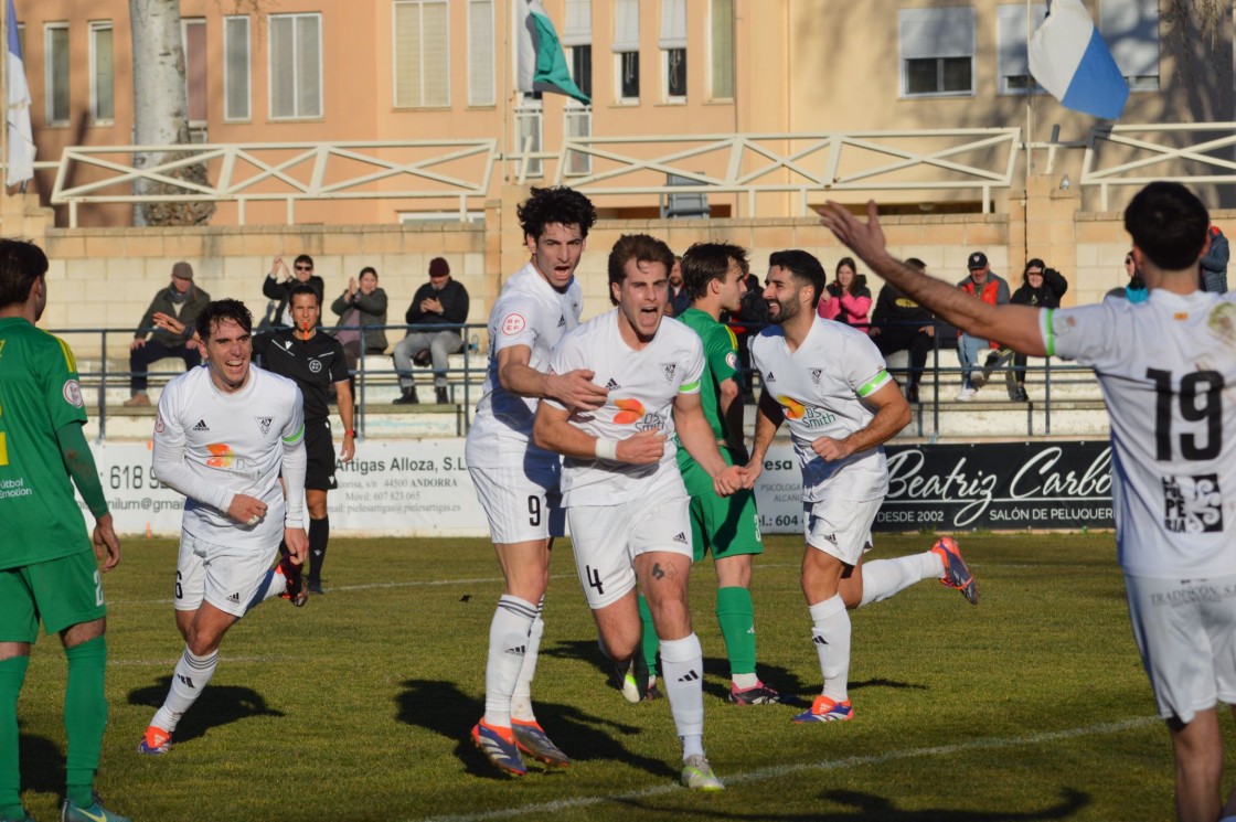 La estrategia salva al Andorra, que conserva el quinto puesto (2-1)