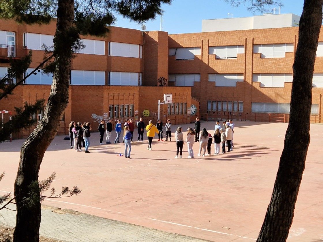 La Escuela Hogar de Teruel recibe al primer grupo de estudiantes del IES de Masanasa afectados por la dana