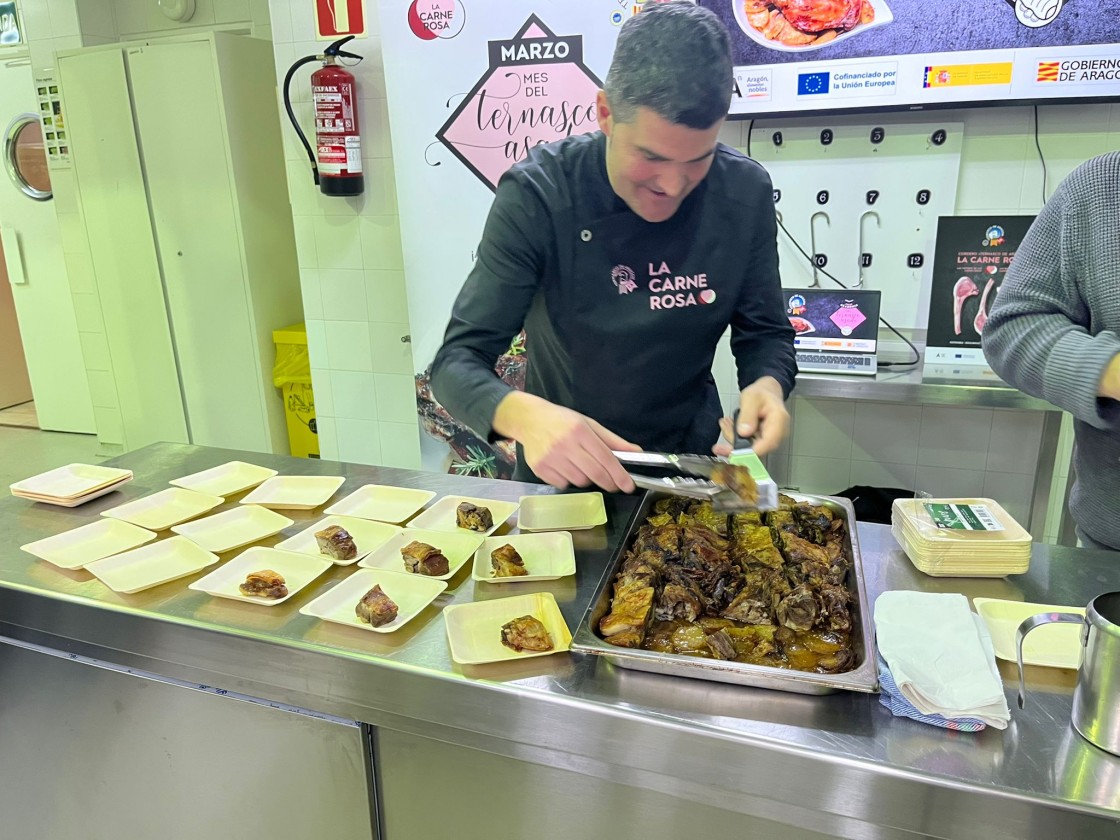 Los cocineros turolenses aprenden la forma de hacer un ternasco asado “excelente”